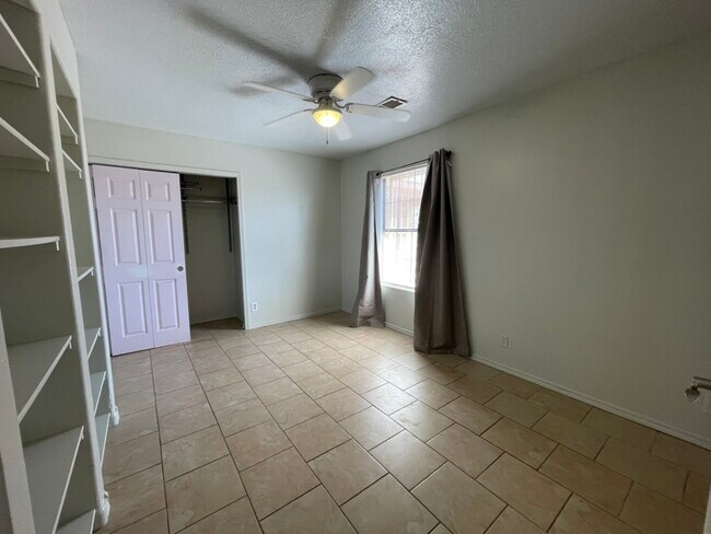 Building Photo - 6275 Roadrunner Loop NE