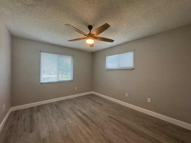 Building Photo - 302 Parkside Dr