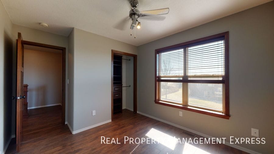 Building Photo - Beautiful 4 Bed 3.5 Bath House with 3-stall attached garage and fenced backyard on West side