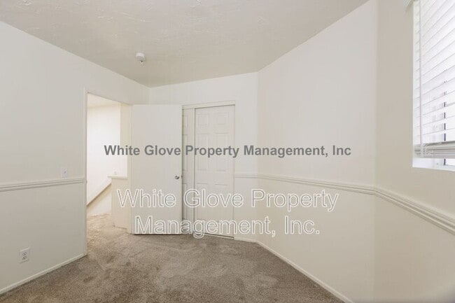 Building Photo - 205 S Redwood Ave