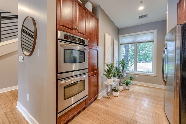 Building Photo - Prime Downtown 2-Bedroom Condo Steps from the Old Market!!