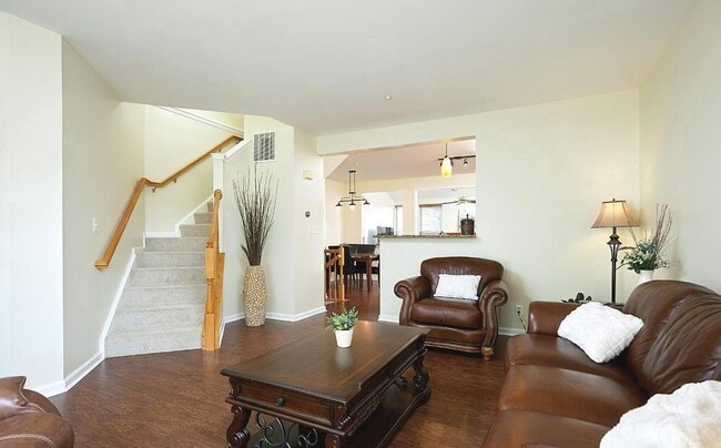 Building Photo - Beautifully maintained brick townhouse in ...