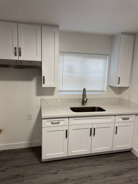 Building Photo - 581 W 16th St