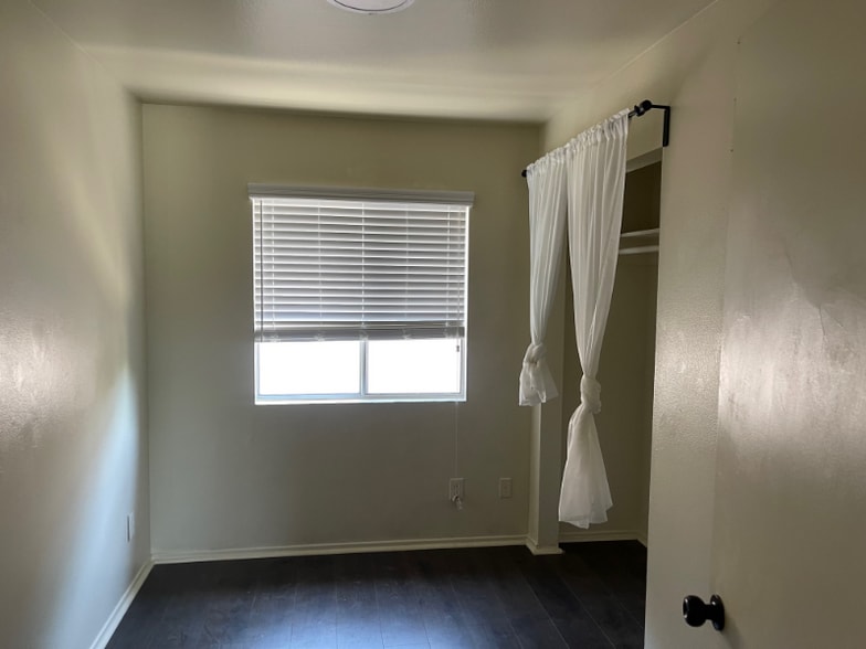 Building Photo - 5243 Huntington Dr