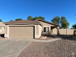 Building Photo - Renovated Super Sharp 3 bedroom, 2 bathroo...