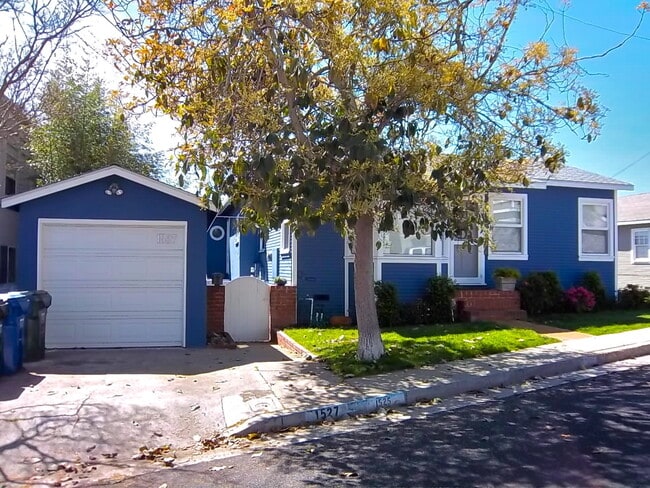 Building Photo - Stunning 2 Bedroom and 2 Bathroom Back House Available Now!