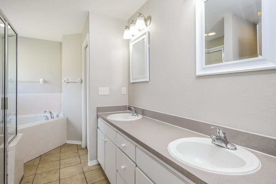 Building Photo - 600 Willet Cir