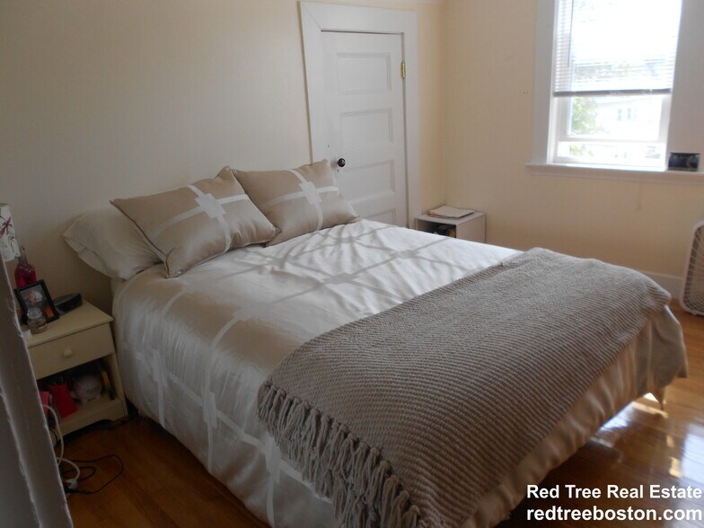 Building Photo - 63 Fairbanks St