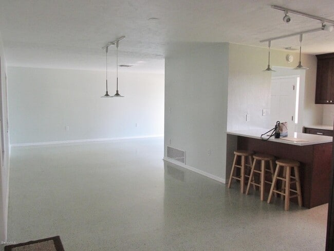 Building Photo - 204 River Heights Dr