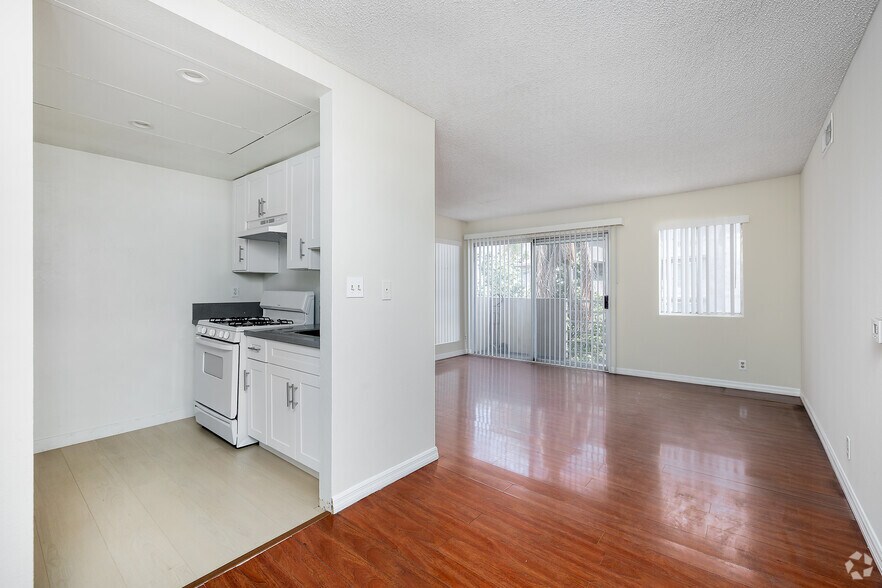 1BD, 1BA - 625SF - Living Room - Irolostar Apartments