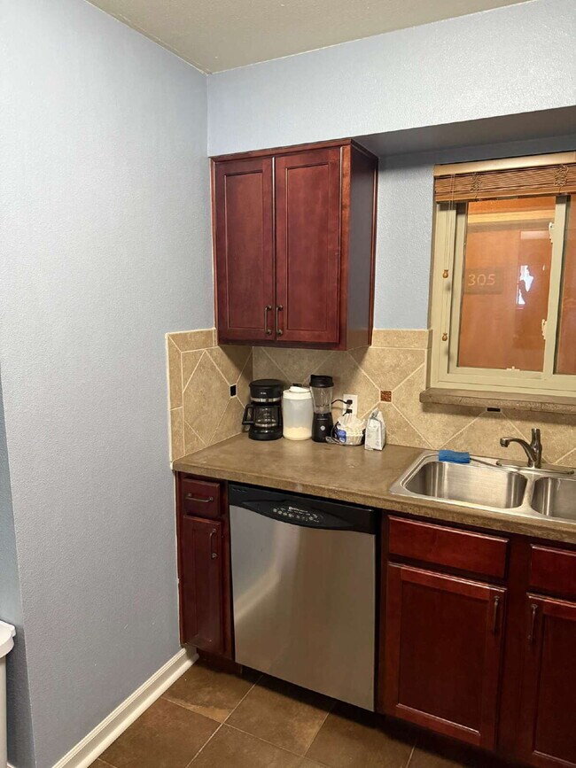 Building Photo - July Availability! Wonderful 1 Bed Condo i...