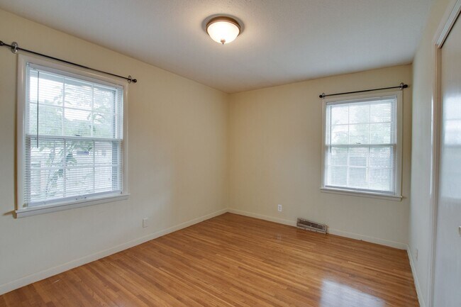 Building Photo - 904 SE Chatterson Rd