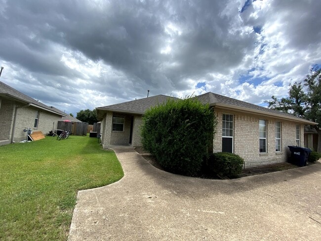 Building Photo - 2310 Antelope Ln