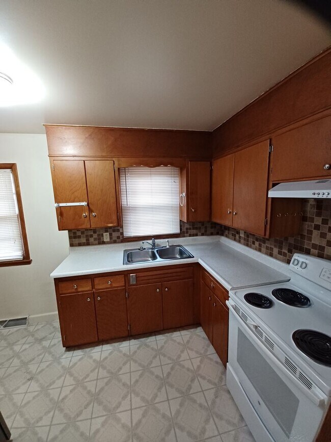 Building Photo - Don't miss out on calling this property your new home!