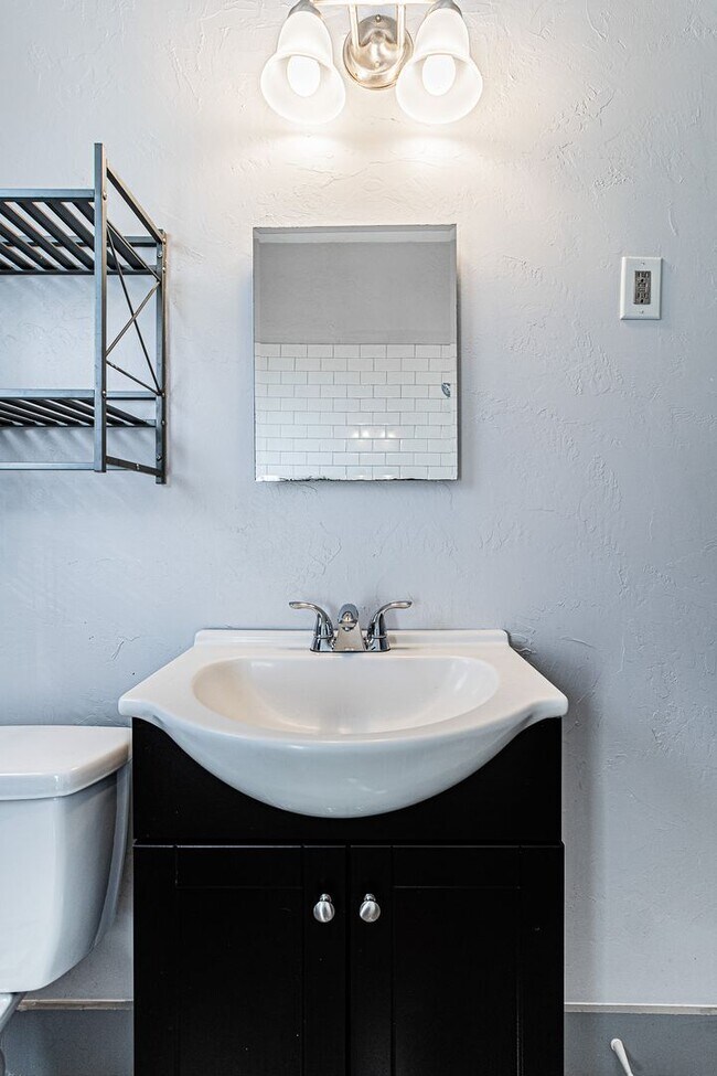 Building Photo - 2 Bed 1 Bath Duplex in NE OKC