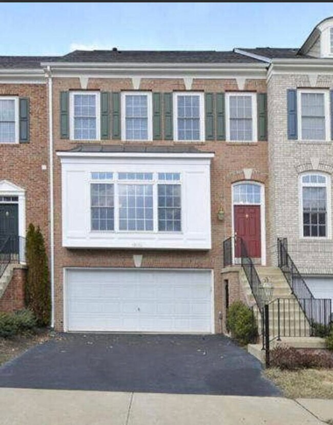 Building Photo - Beautiful 3 Bed 2 Bath 2 Half Bath Brick T...