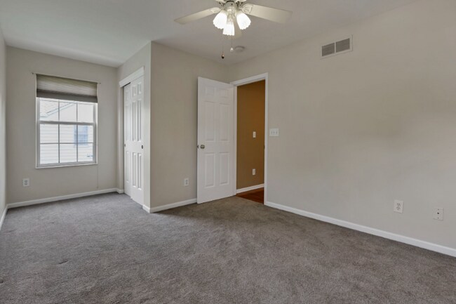Building Photo - 6715 Sunningdale Dr