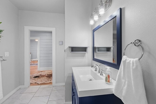 Building Photo - 915 N Center St