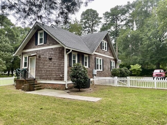 Building Photo - OAKLETTE