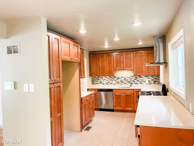 Building Photo - 3 br, 1 bath House - 139 Embassy Ln.