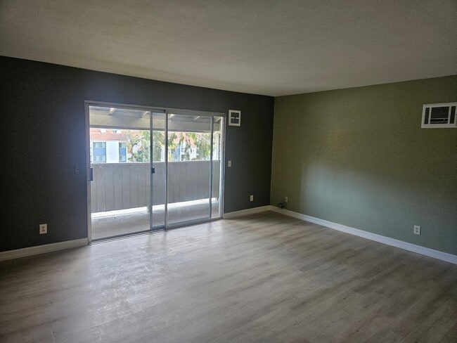 Building Photo - Beautiful 3 Bedroom 2 Bathroom Unit