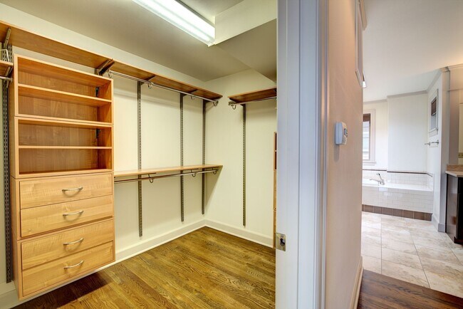 Building Photo - 2bd/2.25ba Seattle Townhome