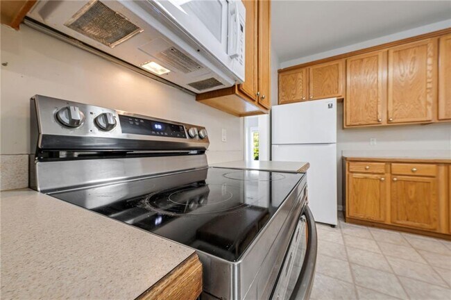 Building Photo - 3852 Roxfield Dr NE