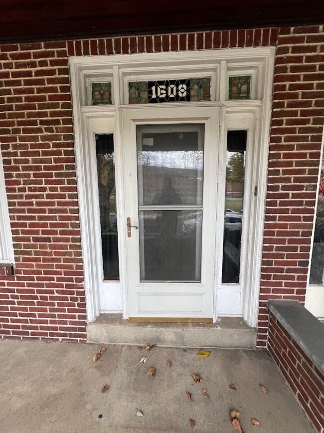 Building Photo - 4 Bedroom House