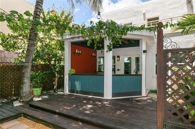 Building Photo - 18 NE 42nd St