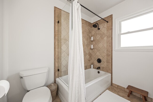 Building Photo - 2510 Santiago St