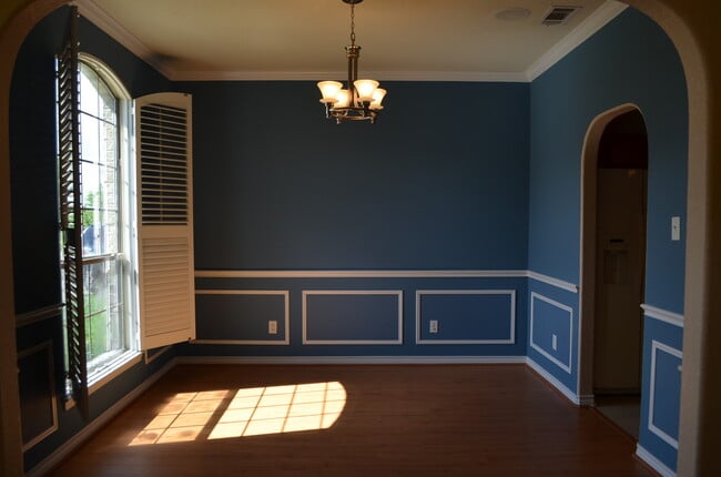 Building Photo - EXECUTIVE HOME IN COUNTRY TRAILS SUBDIVISI...
