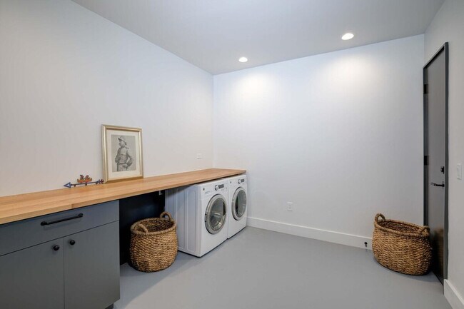 Building Photo - 15 Lakewood Dr