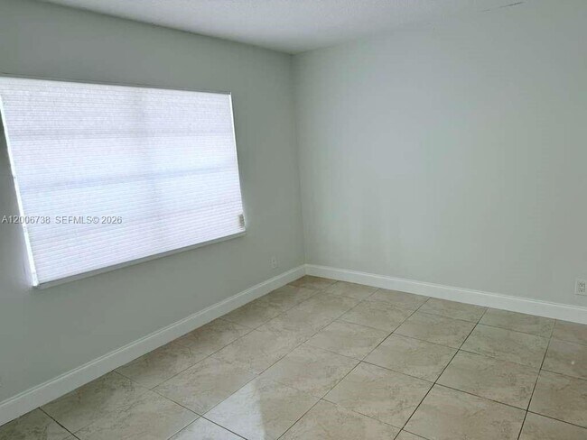 Building Photo - 9956 Twin Lakes Dr