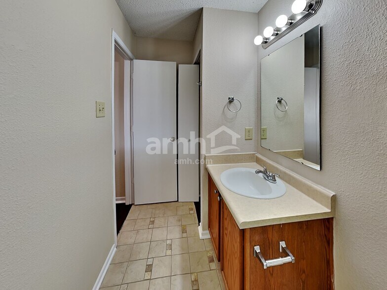 Building Photo - 12422 Rose Haven Dr