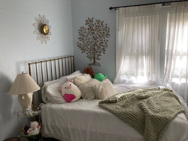 Building Photo - Spacious 2 Bedroom House Close to Campus!!