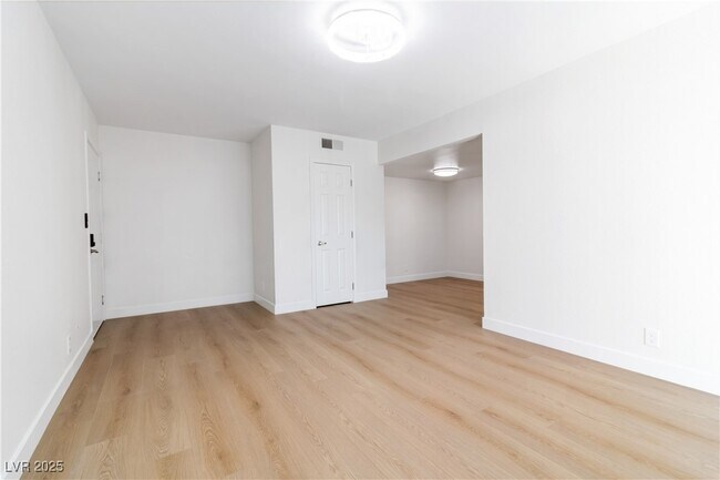 Building Photo - 5060 Indian River Dr