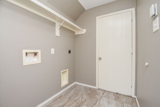 Building Photo - 642 Kiley Dr