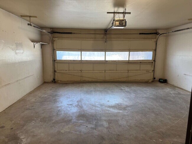 Building Photo - "Spacious 4-Bedroom Home with 2 Full Baths in Lubbock – 1,984 Sq Ft of Comfort!"