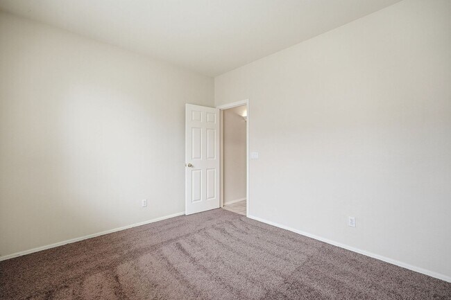 Building Photo - Large 4 Bedroom + Den home in Great Westwing Mountain Community