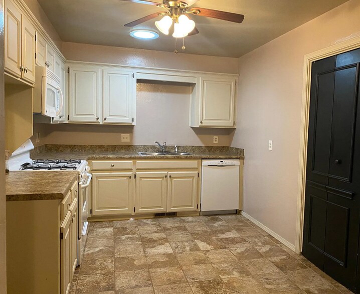 Building Photo - 3000 Rosewood Ln