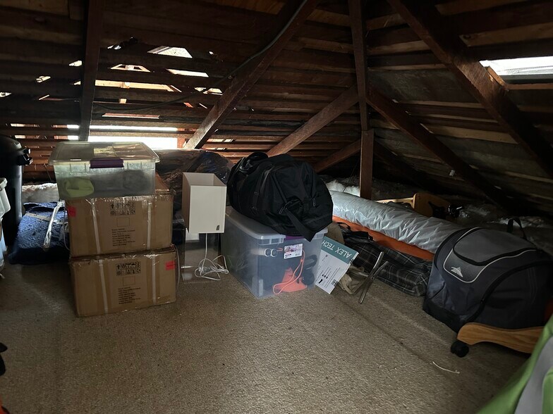 En-suite large storage space - 6026 Harwood Ave