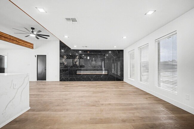 Building Photo - Tempe 5 bedroom 3 bath with pool and HUGE yard