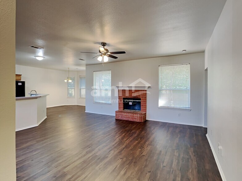 Building Photo - 202 Bob White Dr