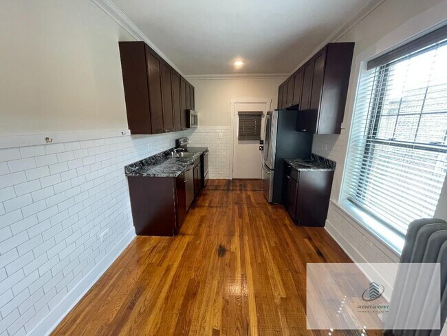 Building Photo - 845 W Agatite Ave