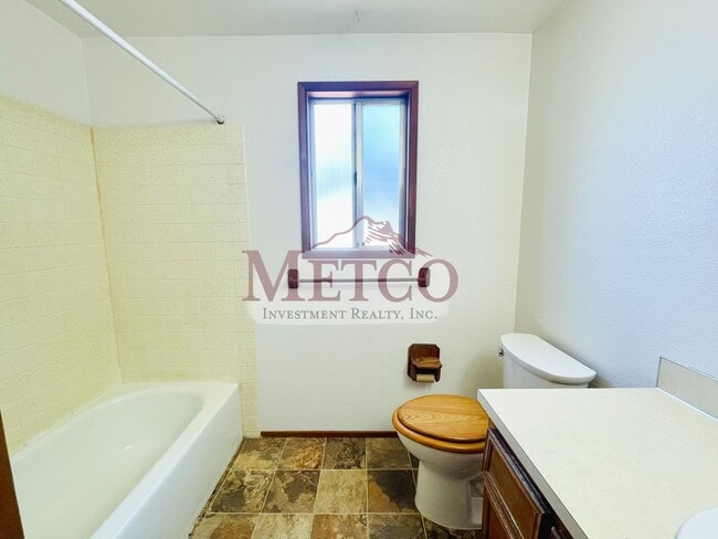 Building Photo - Nice 2 Bedroom Duplex in Springfield!