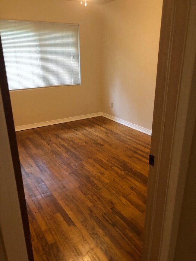 Building Photo - Great 2 BR 1 BA w/ Stack Washer/Dryer