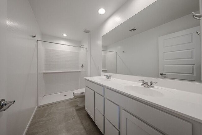 Building Photo - ONE MONTH RENT FREE!! NEW 5 BEDROOM 3 BATHROOM HOME AVILABLE FOR RENT!