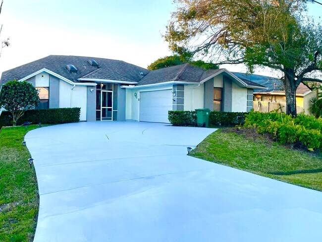 Building Photo - 5400 NW Emblem St