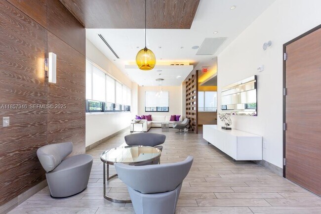 Building Photo - 999 SW 1st Ave