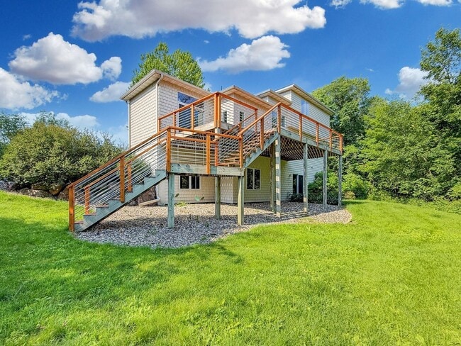 Building Photo - 3200 Lakeside Dr